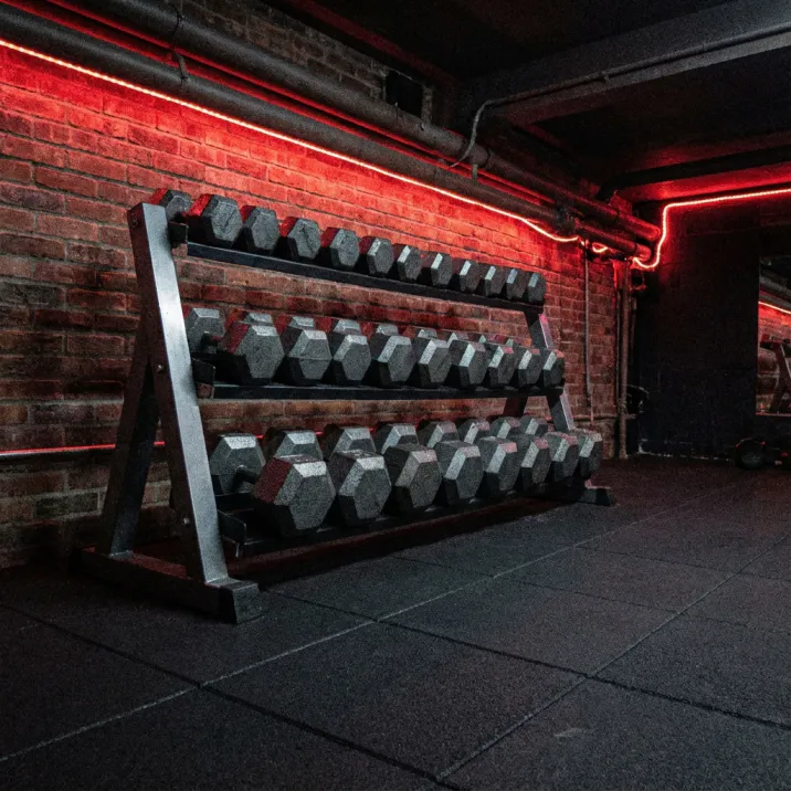 راهنمای جامع نگهداری و تمیز کردن کفپوش‌های ورزشی